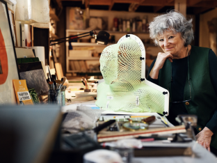 Françoise Schein, photographiée dans son atelier parisien par Renaud Callebaut pour Weekend (DR)
