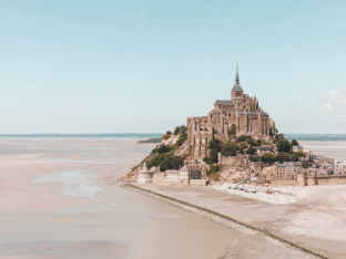 Parmi les tendances voyage les plus populaires en Belgique, on retrouve les vacances en France - Unsplash (Roxie Blackham)