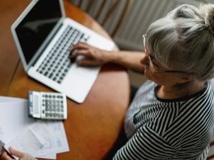 vrouw laptop