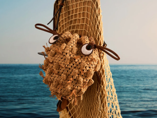 Notre sélection d'essentiels pour affronter la canicule - ici, Anya Hindmarch (SDP)