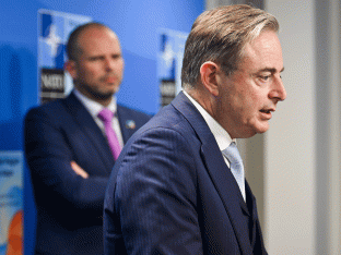 Bart De Wever (N-VA) op woensdag op de NAVO-top, met achter hem Theo Francken (N-VA).