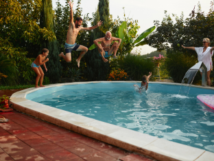 La piscine dans le jardin, bientôt interdite? Getty Images