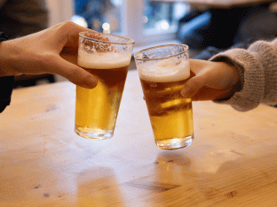 Kom op tegen Kanker pleit voor een heldere, wetenschappelijk onderbouwde slogan: ‘Alcohol schaadt de gezondheid’.