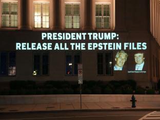 Actievoerders projecteren een boodschap nabij het Witte Huis, Washington DC, op 18 juli: 'geef de Epstein-files vrij'