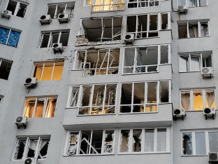 Beelden van een appartementsgebouw in Kiev, Oekraïne, na een drone-aanval op maandag.
