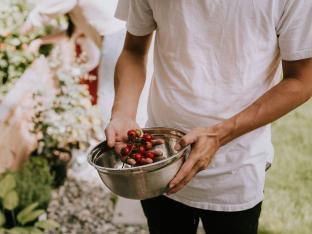 Avec la salade de tomates, le simple touche au sublime - Unsplash (Priscilla Du Preez)