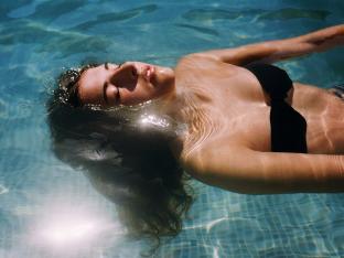 Femme dans une piscine.