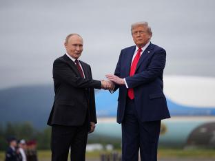 Vladimir Poetin en Donald Trump op 15 augustus 2025 in Anchorage.