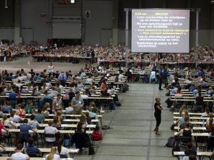 'Een terugkeer naar één grote zaal, bijvoorbeeld in de Heizelpaleizen, en opnieuw werken met pen en papier lijkt evident. Maar misschien is dit wel hét moment om het hele ingangsexamen opnieuw in vraag te stellen.'