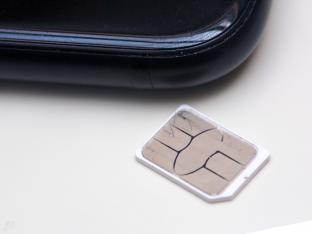 Carte SIM aux côtés d'un téléphone