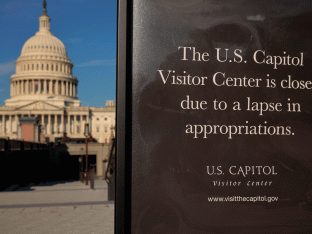 De shutdown treft ook het Amerikaanse Capitool in Washington DC, dat de deuren voor bezoekers sluit.
