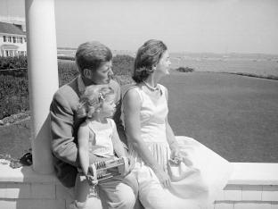Foto van John F. Kennedy en zijn vrouw Jackie