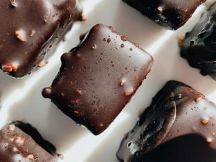 Le chocolat noir serait-il un faux ami ? Unsplash (Irene Kredenets)