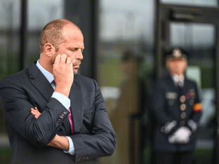 Een foto van Theo Francken, minister van Defensie, die de piloot van de drone boven Kleine-Brogel wil laten arresteren