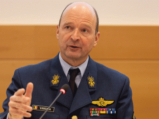 Chef Defensie Frederik Vansina op woensdag in de Kamer