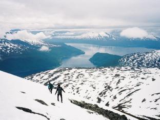 Sur une montagne enneigée à Tromsø, en Norvège.