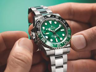 Een horloge van Rolex met een groene wijzerplaat