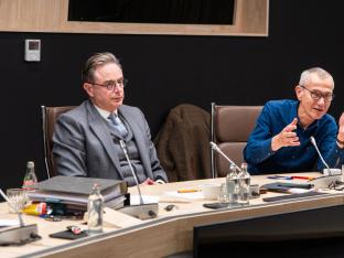 Premier Bart De Wever en Vooruit-vicepremier Frank Vandenbroucke op de perscoferentie over het begrotingsakkoord, op 24 november 2025.