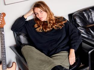 Lena Simonne photographiée par Charlotte Van Noten pour Weekend