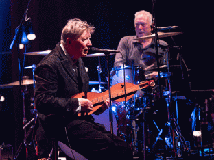 Nits –het lidwoord The laten ze sinds 1989 achterwege– maken rijke, gesofisticeerde popmuziek die tegelijk kunstzinnig én toegankelijk klinkt.