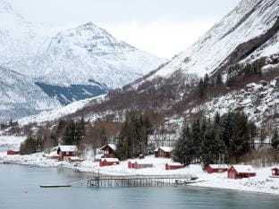 Uitzicht op Ørnes in Noorwegen, bij een artikel over autoroutes in Noorwegen