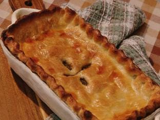 Een paddenstoelen taart, een van de vele populaire winterse ovenschotels