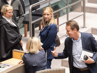 Naast Zuhal Demir (N-VA) kwamen ook de Vlaamse ministers Caroline Gennez (Vooruit, links) en Jo Brouns (CD&V, rechts) in opspraak.