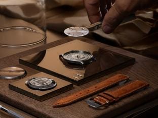 Een horlogemaker van Jaeger-Le Coultre aan het werk.