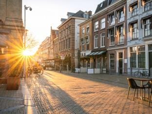 Nederland en zijn glanzende voordeuren.