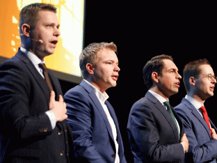 Vlaams Belanger Tom Vandendriessche (uiterst links)
