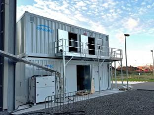 In twee gestapelde containers in de schaduw van de elektriciteitscentrale van Knippegroen in Gent krijgt de klimaattransitie verder vorm.