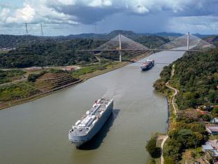 Vue aérienne du canal de Panama .