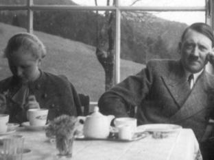 Foto van Eva Braun met Adolf Hitler, 1935