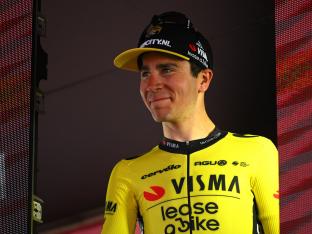 Cian Uijtdebroeks in het shirt van Visma-Lease a Bike. De jonge Belgische renner verruilde de Nederlandse topploeg verrassend voor Movistar.