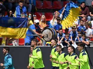 Oekraïense supporters in het Duitse Wiesbaden tijdens een training van het Oekraïense nationale elftal.