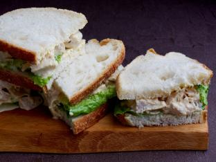 Sandwich au coronation chicken