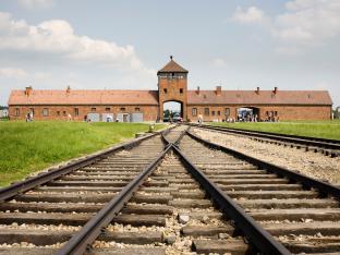 De iconische toegangspoort tot Auschwitz-Birkenau