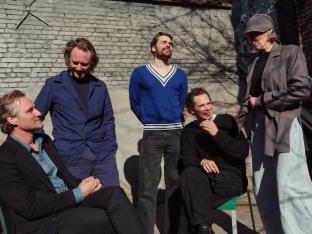 Van links naar rechst: David, Hannes, Boris, Flor Van Severen en Marij de Brabandere,  de zonen en vrouw van wijlen Maarten Van Severen.
