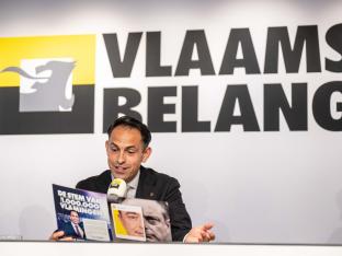 Tom Van Grieken van Vlaams Belang presenteert een campagne die premier Bart De Wever viseert, met de slogan ‘Wie gelooft hem nog?’