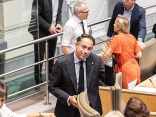 Tom Van Grieken, Vlaams Belang-voorzitter, in de kijker door politieke populariteitspoll