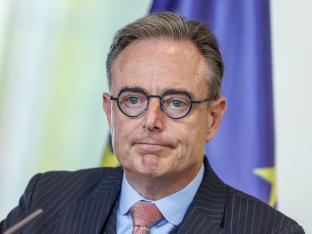 Een foto van Bart De Wever, premier van België en lid van N-VA die de begroting opmaakt.