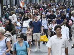 Drukke winkelstraat Meir in Antwerpen met voorbijgangers van diverse afkomst — symbool van stedelijke diversiteit in Vlaanderen.