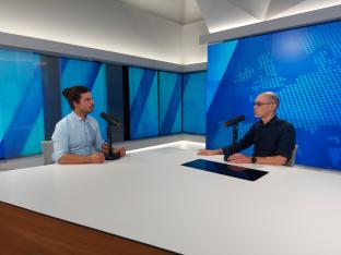 Foto van de studio van de podcast Tussen Wetstraat en Wall Street waar Tex Van berlaer en Stijn Fockedey de Nederlandse verkiezingen en de overwinning van Rob Jetten van D66 bespreken.