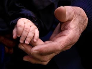 Volgens de Gezinsbond zijn de overbevraagde grootouders de échte sandwichgeneratie