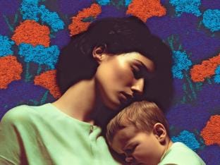 La naissance du premier enfant agit comme un séisme discret dans le couple.