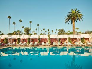 Het zwembad van het Beverly Hills Hotel in Beverly Hills, Californië.