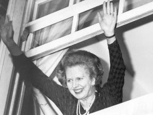 Foto van Margaret Thatcher, de juichende premier die kort na haar aankomst bij het hoofdkwartier van de Tory-partij naar de supporters zwaait, 10 June 1983