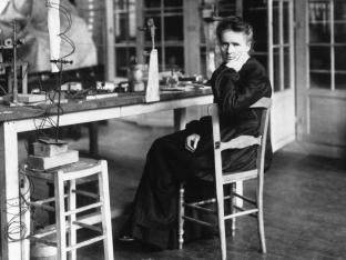 Foto van Marie Curie in een labo