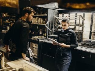 Foto van Loélia Gachadoat in haar keuken