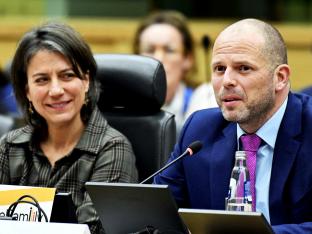 ‘Binnenkort wordt Kafka het belangrijkste Belgische exportproduct. Misschien maakt het deel uit van een Vlaamse verrottingsstrategie en wilde Theo Francken (N-VA) daarom de ministerspost van Buitenlandse Handel.'